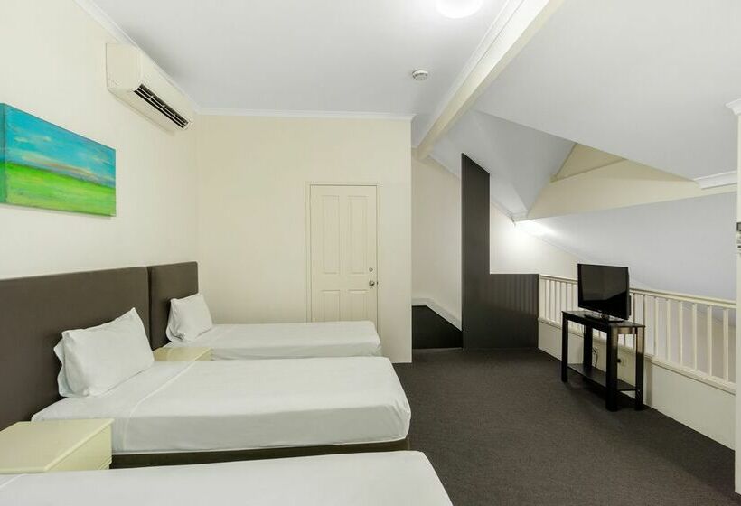 Отель Toowong Inn & Suites