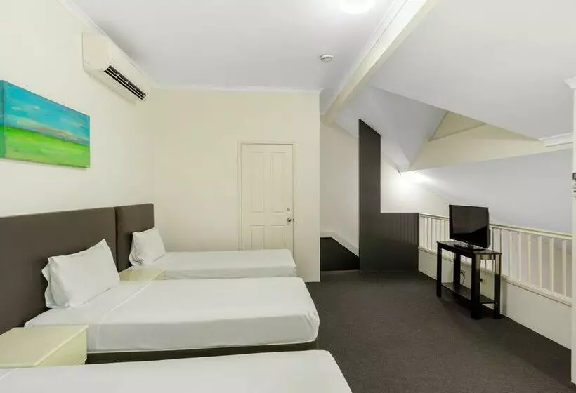 Отель Toowong Inn & Suites