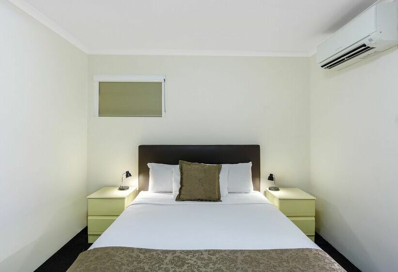 Отель Toowong Inn & Suites