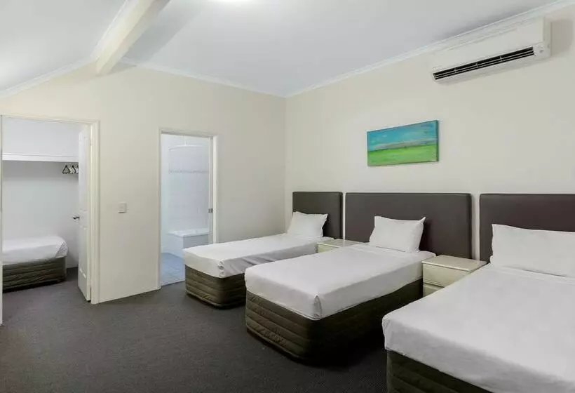 Отель Toowong Inn & Suites