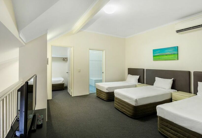 Отель Toowong Inn & Suites