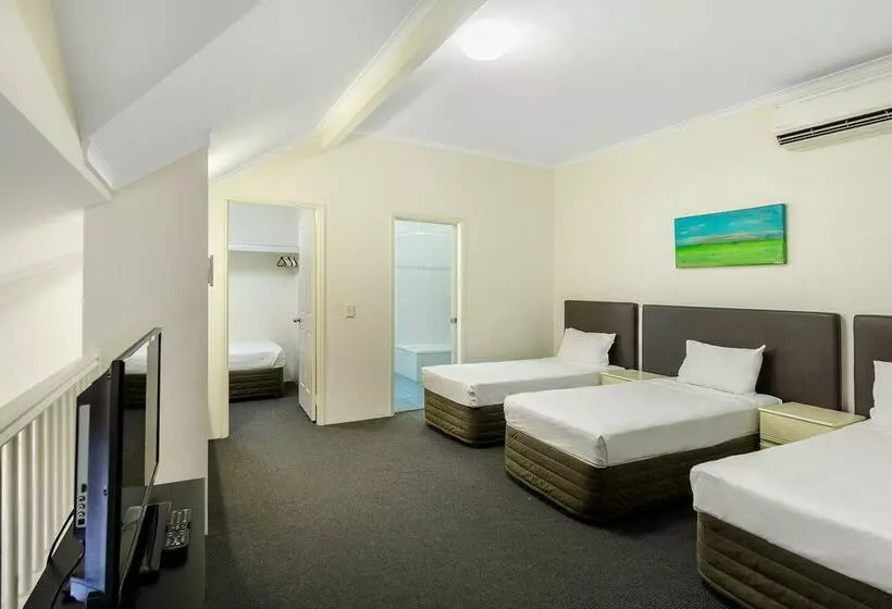 Отель Toowong Inn & Suites