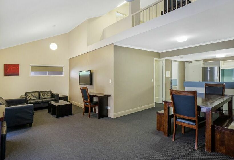 Отель Toowong Inn & Suites