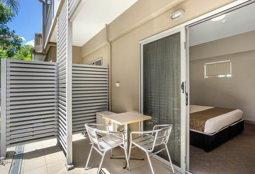 Отель Toowong Inn & Suites