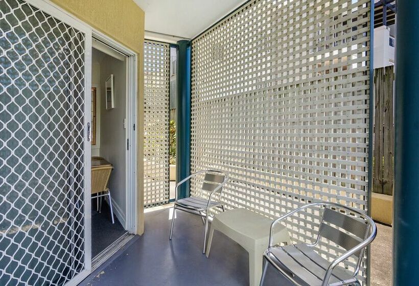 Отель Toowong Inn & Suites