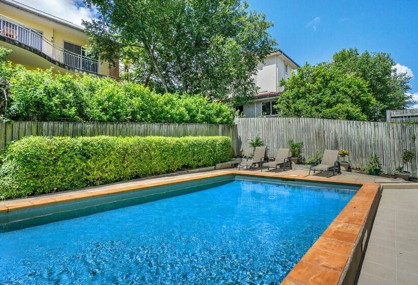 Отель Toowong Inn & Suites