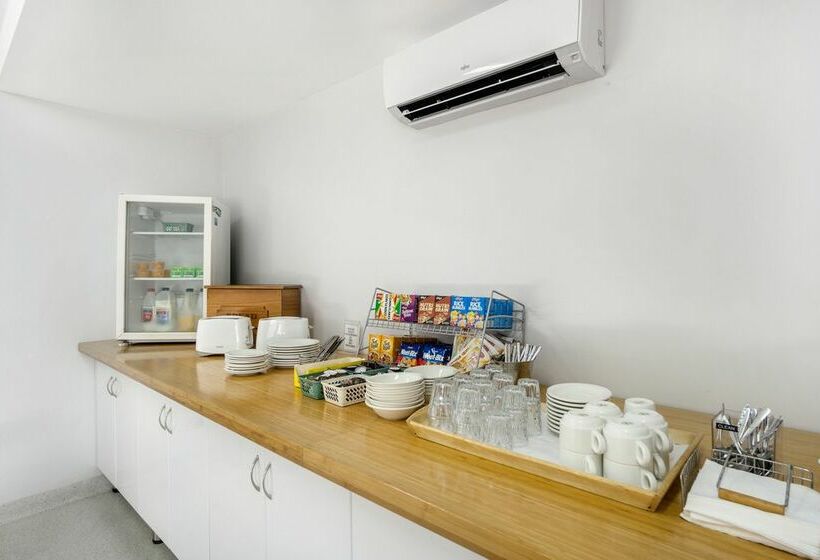 Отель Toowong Inn & Suites