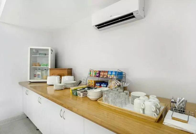 Отель Toowong Inn & Suites