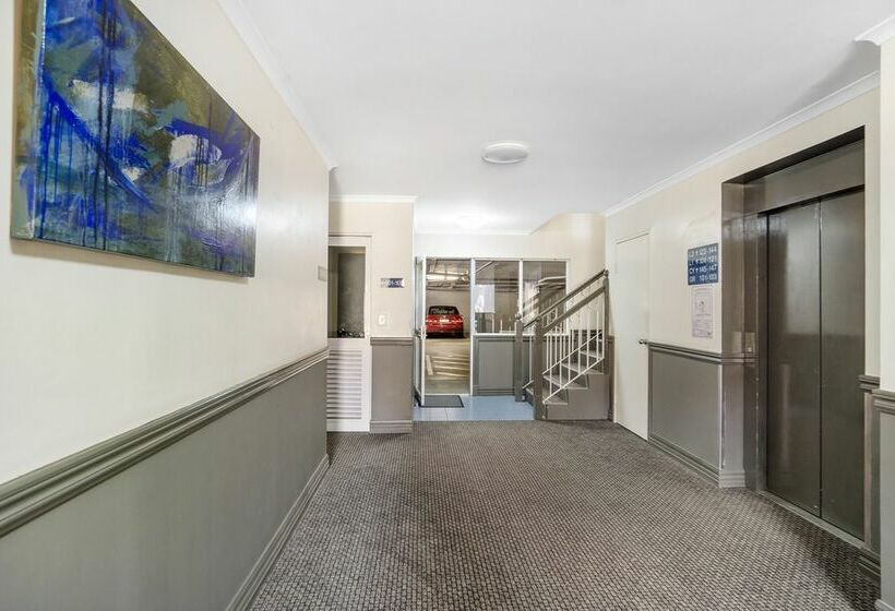 Отель Toowong Inn & Suites