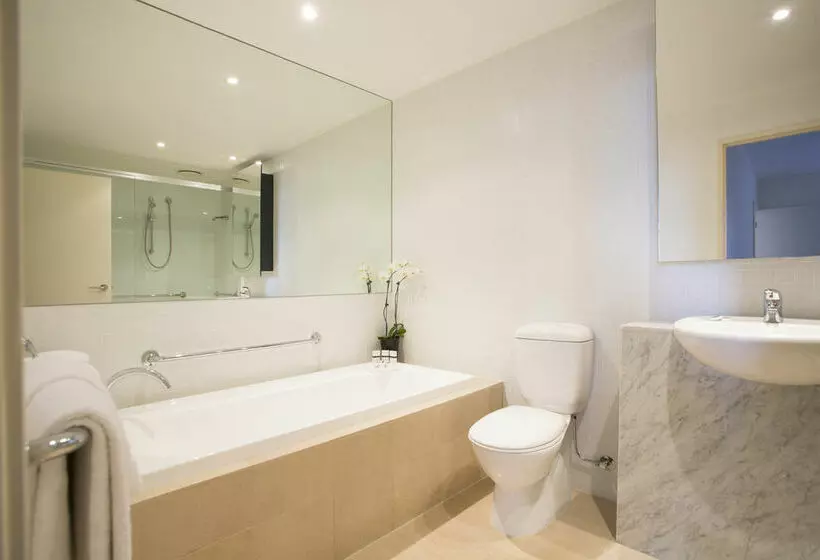 Отель Ultiqa Little Collins