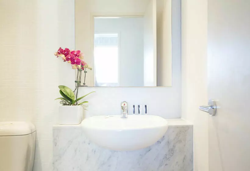 Отель Ultiqa Little Collins