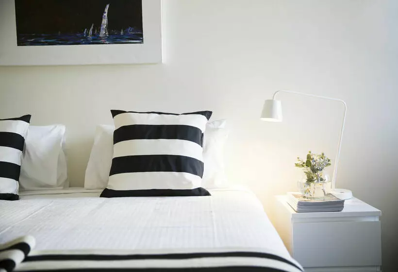 Отель Ultiqa Little Collins