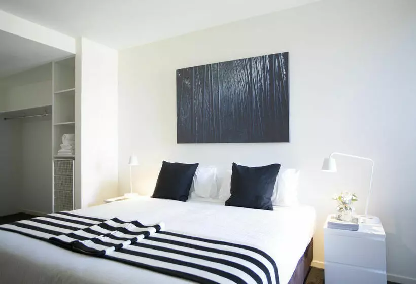 Отель Ultiqa Little Collins