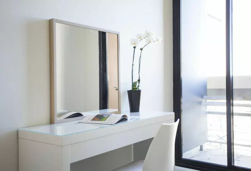 Отель Ultiqa Little Collins