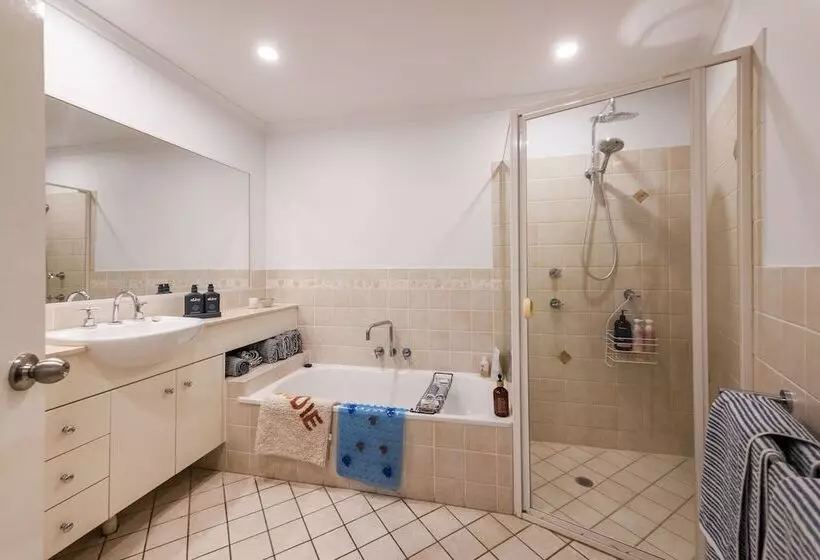 ホテル The Cove Yamba