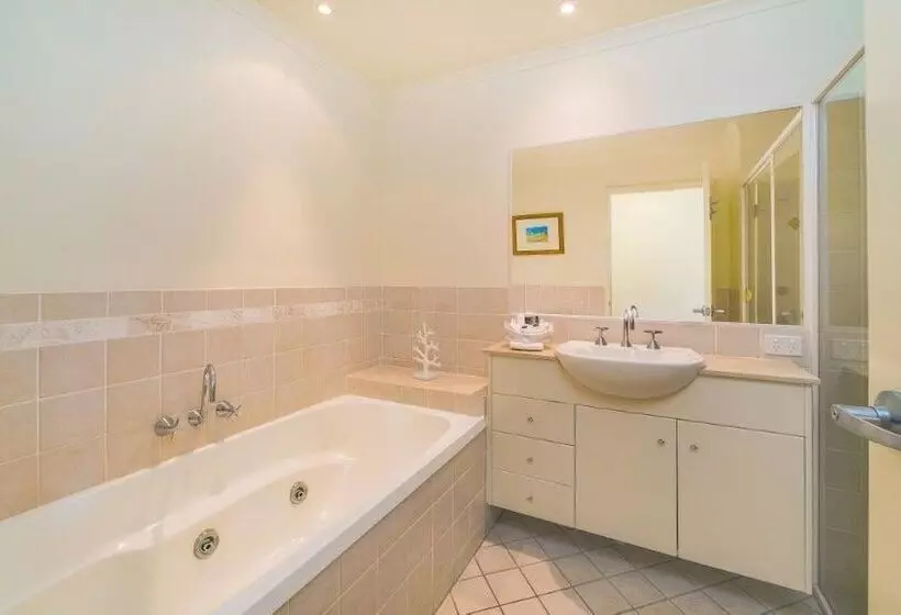 ホテル The Cove Yamba