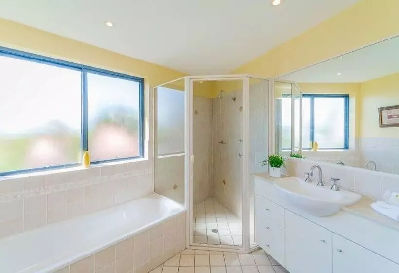 ホテル The Cove Yamba