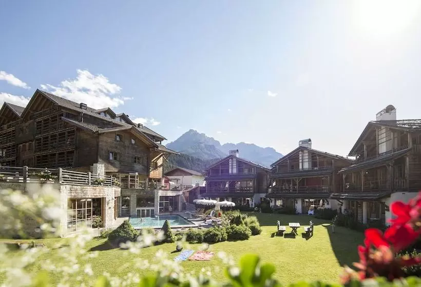 Hotelli Post Alpina Family Chalets Dolomites