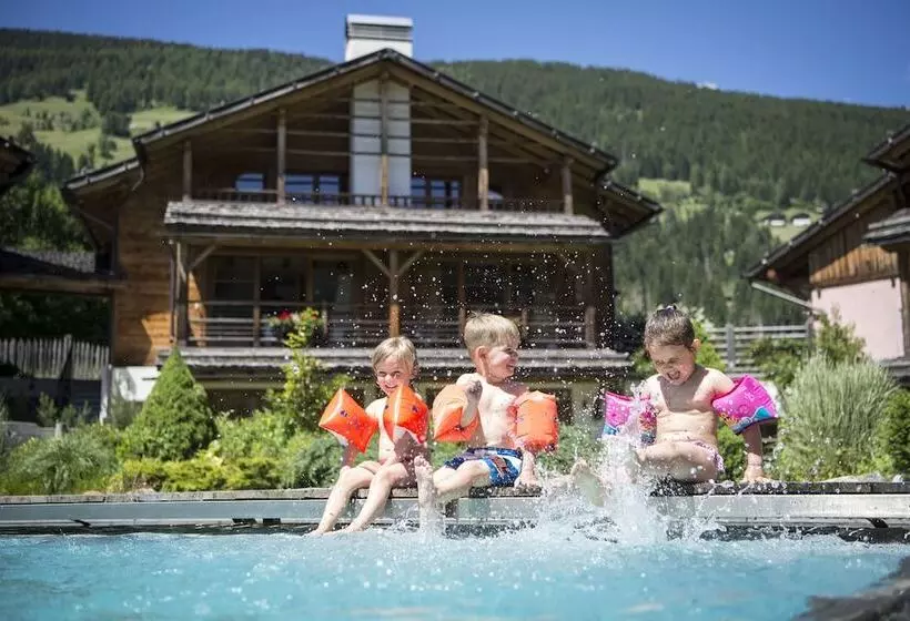 Hotelli Post Alpina Family Chalets Dolomites