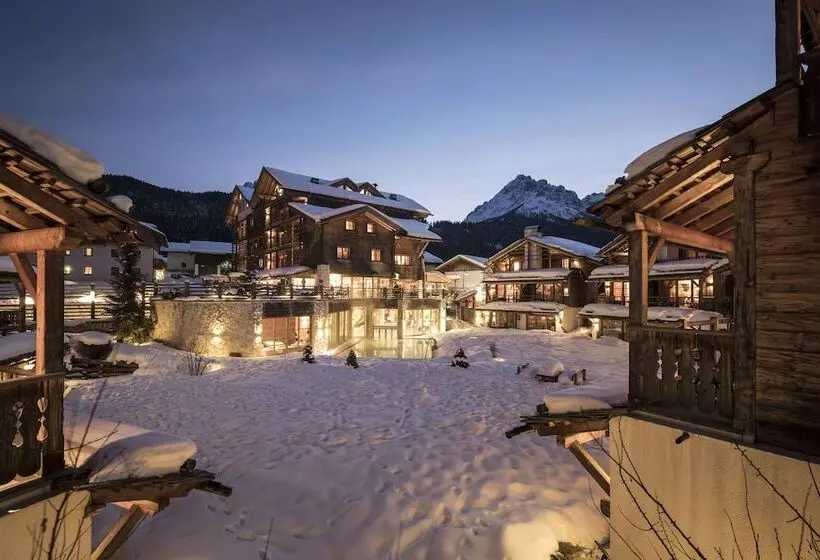 Hotelli Post Alpina Family Chalets Dolomites