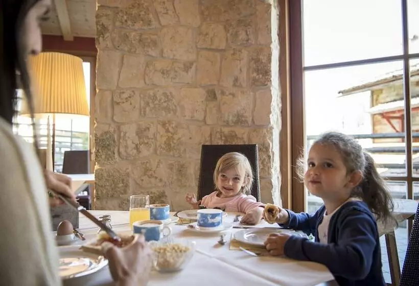 Hotelli Post Alpina Family Chalets Dolomites