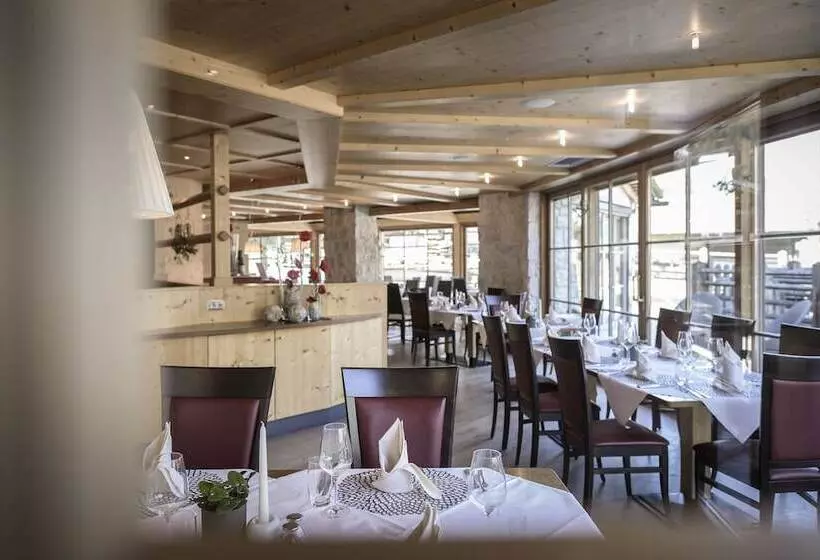 Hotelli Post Alpina Family Chalets Dolomites