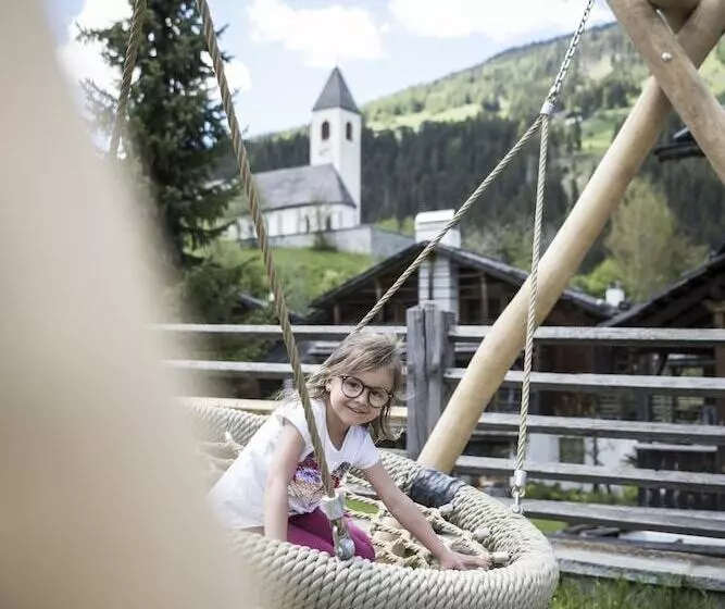 Hotelli Post Alpina Family Chalets Dolomites