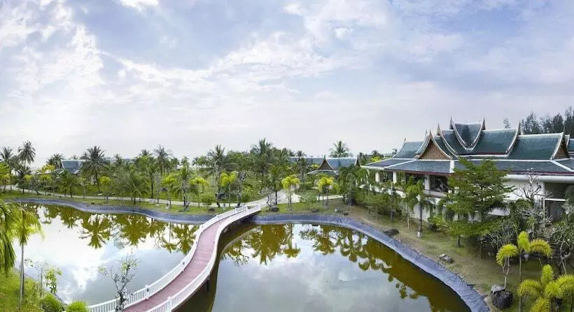 Отель Miracle Island Resort