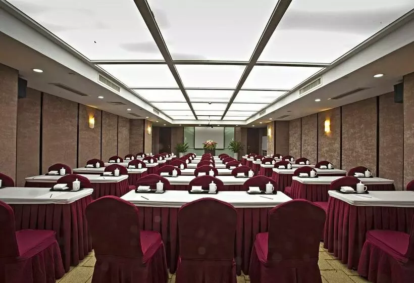 בית מלון כפרי Regal Plaza