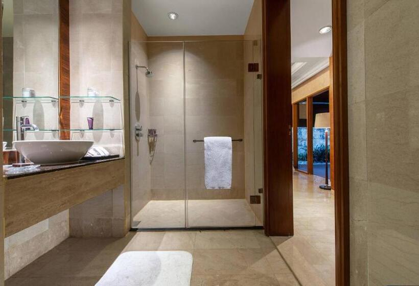 Otel The Ritzcarlton Jakarta, Mega Kuningan