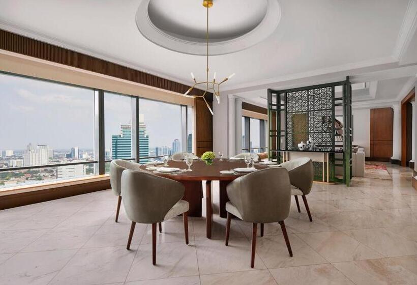 Otel The Ritzcarlton Jakarta, Mega Kuningan
