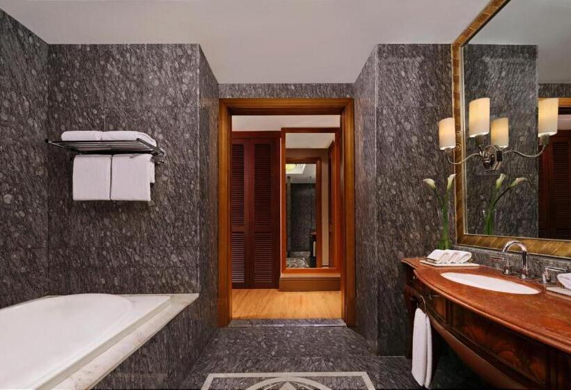 Otel The Ritzcarlton Jakarta, Mega Kuningan