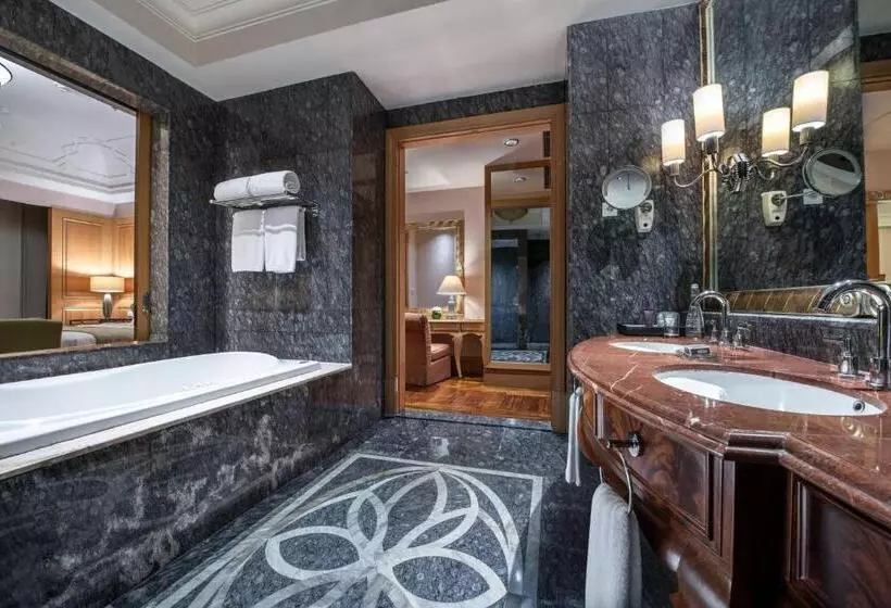 Hotel The Ritzcarlton Jakarta, Mega Kuningan