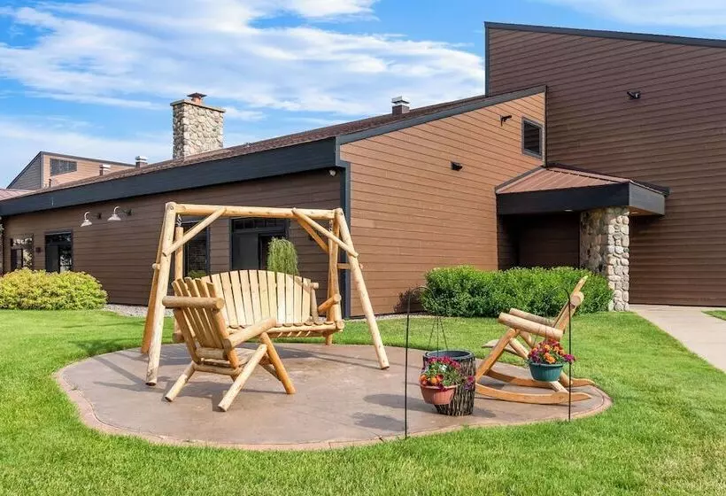 Hotelli Heartland Inn & Suites, Surestay Collection By Best Western