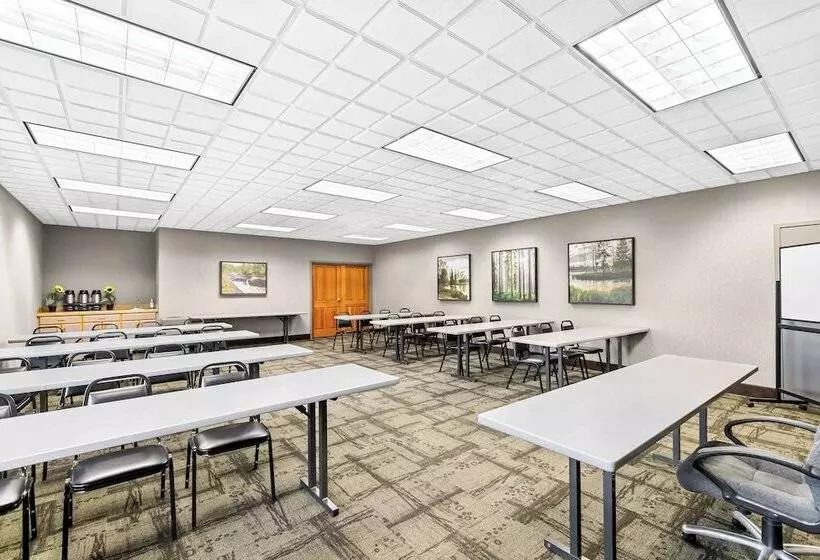 Hotelli Heartland Inn & Suites, Surestay Collection By Best Western