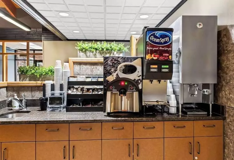 Hotelli Heartland Inn & Suites, Surestay Collection By Best Western