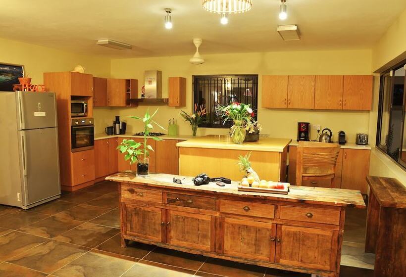 پانسیون Happy Days Guest House