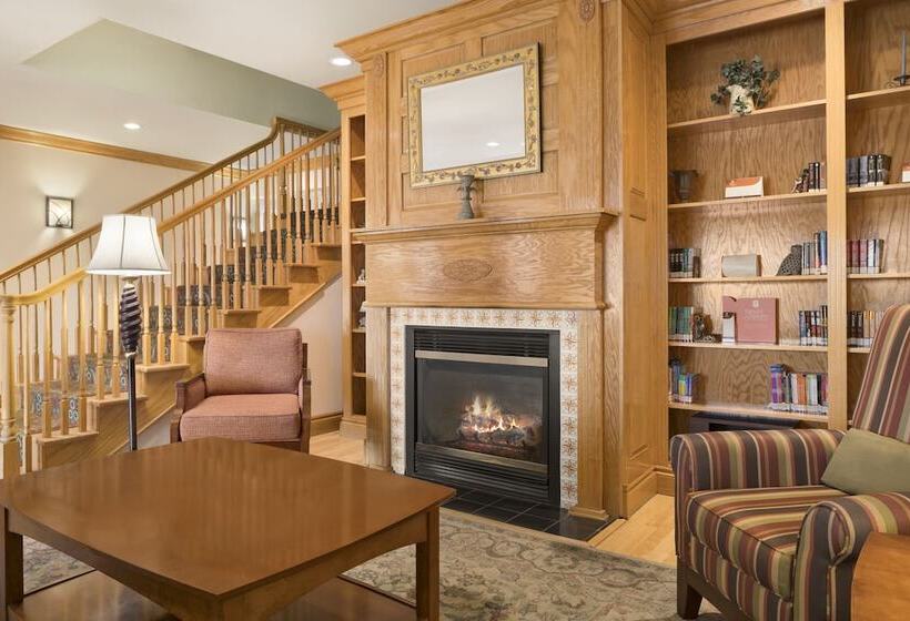 Отель Holiday Inn Express & Suites Elyria, An Ihg