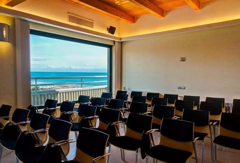 酒店 Europa Beach Village