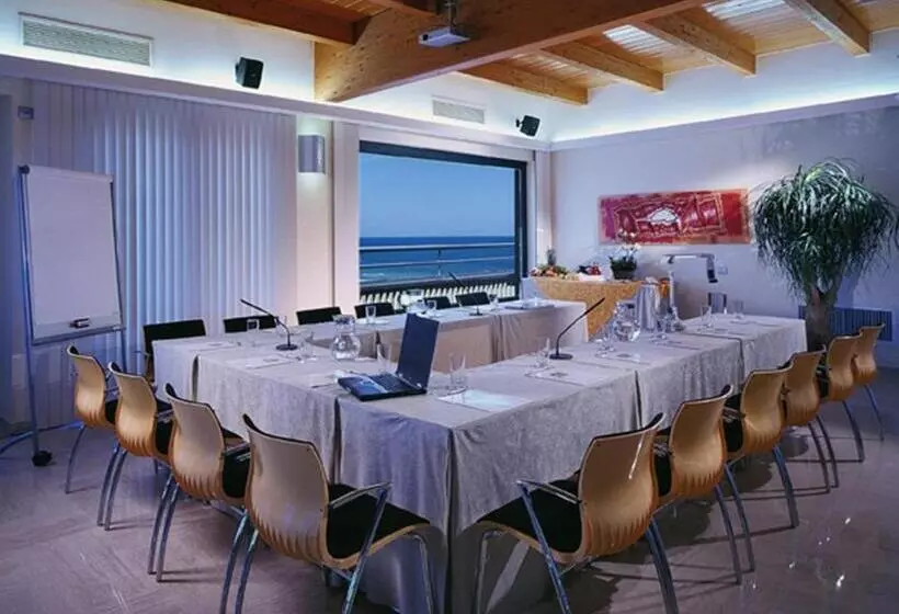 酒店 Europa Beach Village