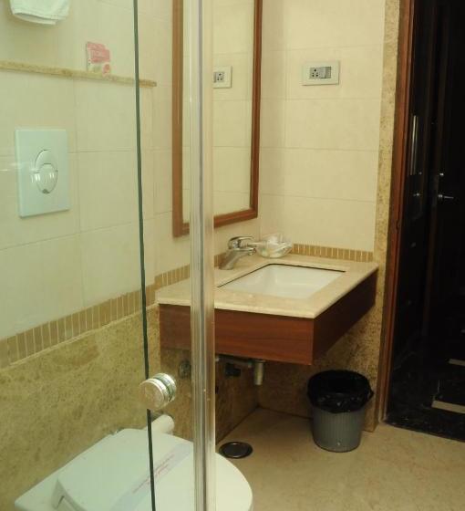 הוסטל Ponnis Grand Inn