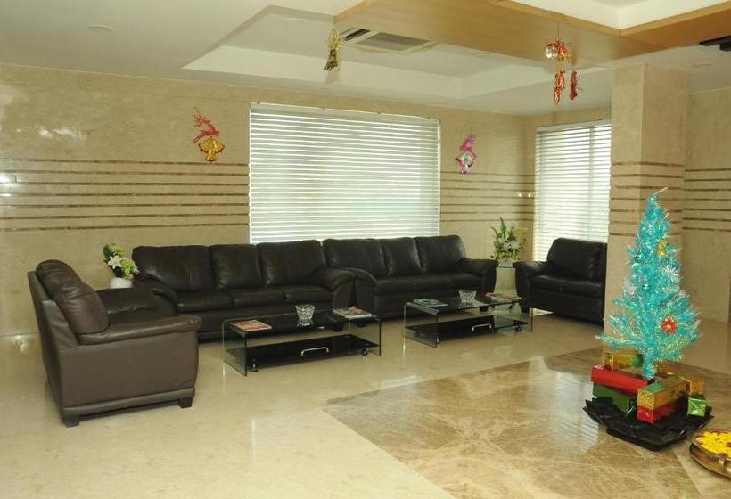 הוסטל Ponnis Grand Inn