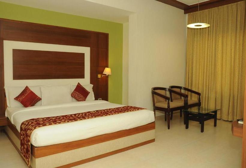 הוסטל Ponnis Grand Inn