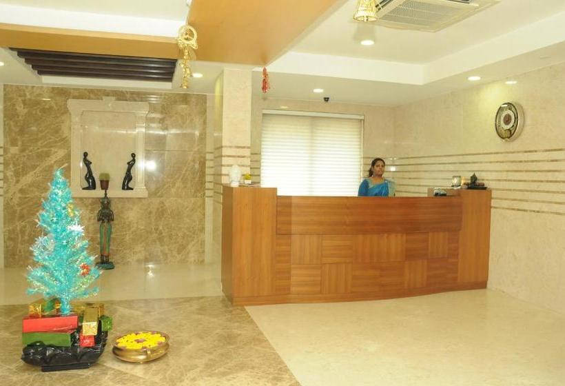 הוסטל Ponnis Grand Inn