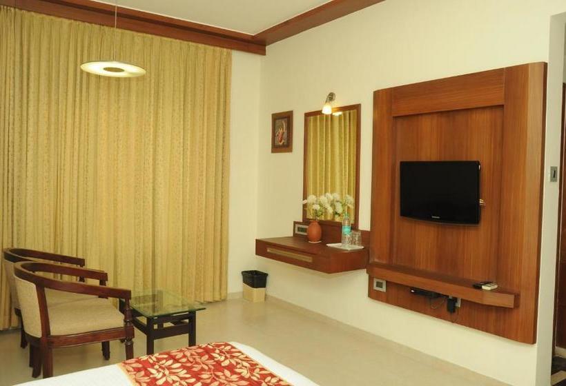 הוסטל Ponnis Grand Inn