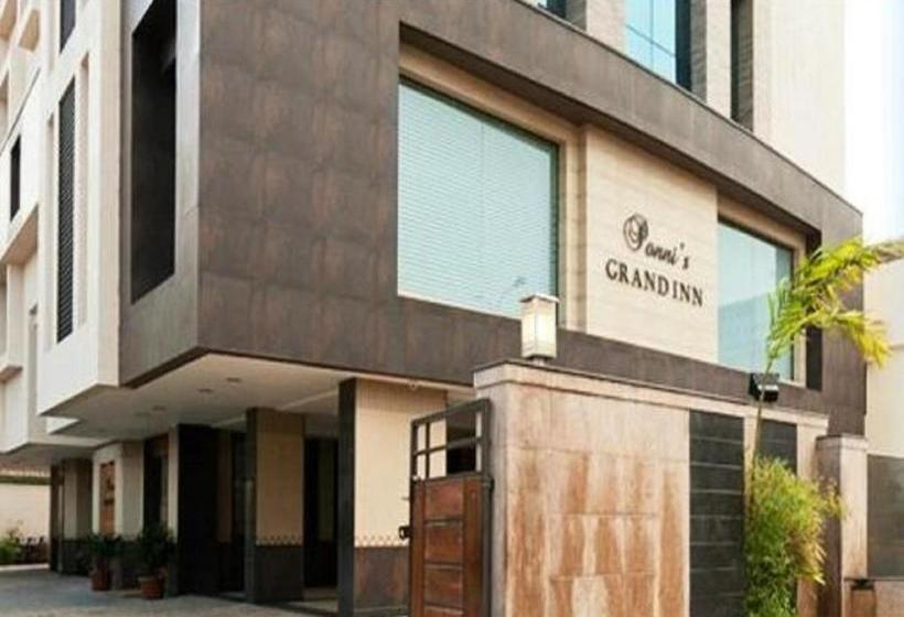 הוסטל Ponnis Grand Inn