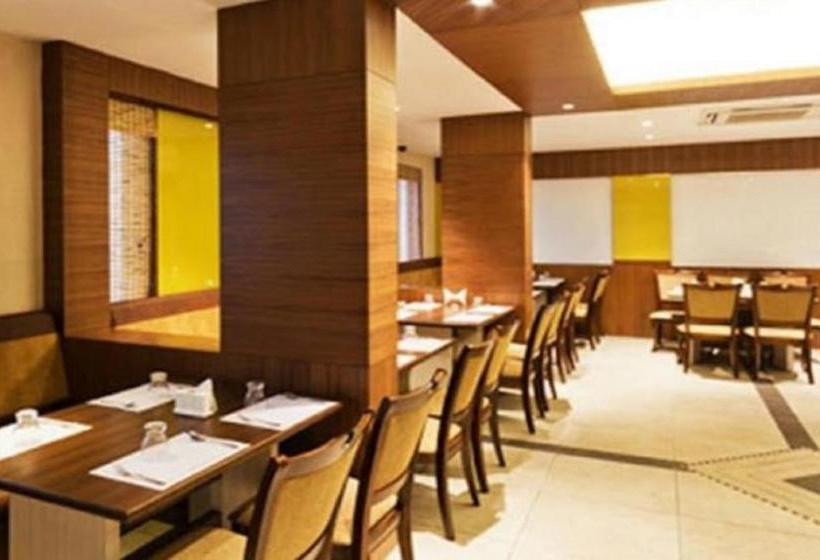 הוסטל Ponnis Grand Inn