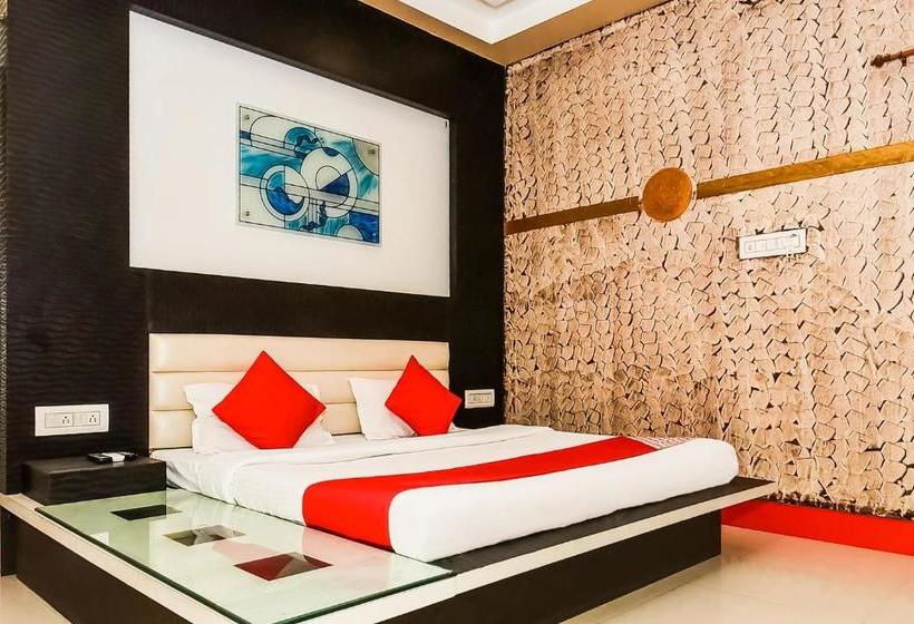 호텔 Oyo 37863  Dharam Palace