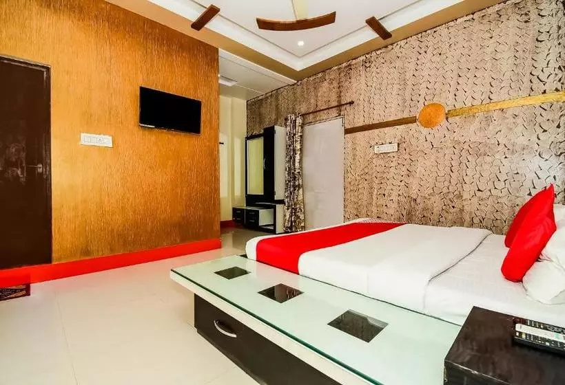 Hotelli Oyo 37863  Dharam Palace