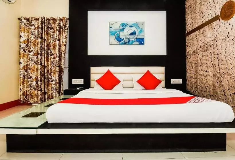 Hotelli Oyo 37863  Dharam Palace
